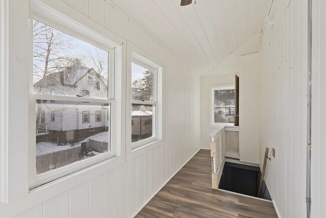 Building Photo - 19 Isabella St