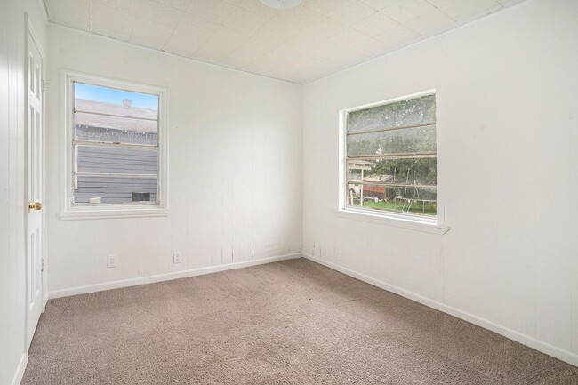 Building Photo - 2-Bedroom Half-Duplex