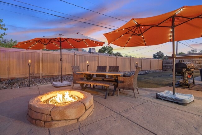 Building Photo - 3 bedroom 2 bath with Pool and Solar