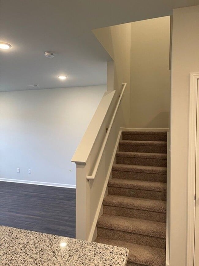 Building Photo - Stunning condo is South Murfreesboro