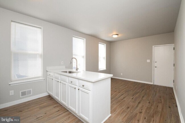 Building Photo - 3 Bed 1 Bath Renovated Townhouse