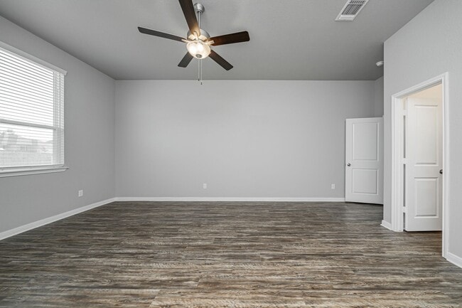 Building Photo - 521 Fallbrook Dr