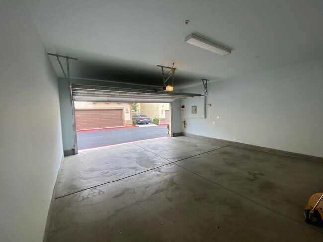 Building Photo - 4 Bedroom Town Home in Willow Heights Diam...