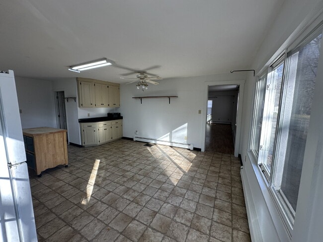 Building Photo - Charming 4-Bed / 1.5-Bath Home in Quiet Springvale Neighborhood