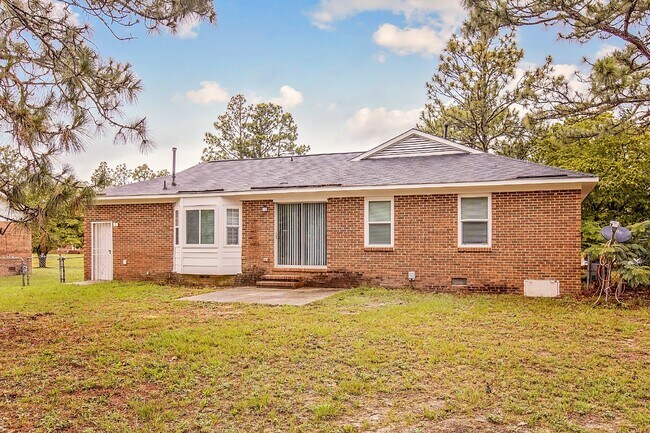 Building Photo - Ranch Style 3 bedroom 2 bathroom NEST Close to Fort Liberty!