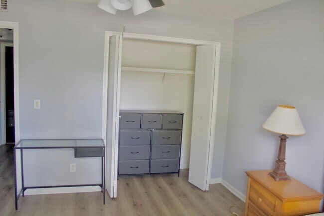 Building Photo - 5326 E Whiteway Dr