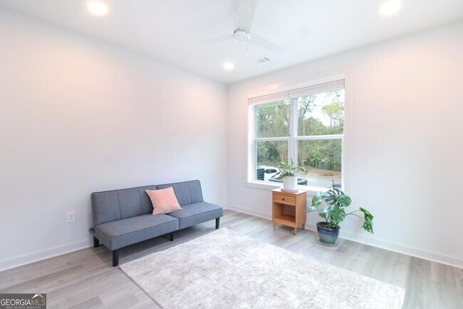 Building Photo - 240 Martha Dr