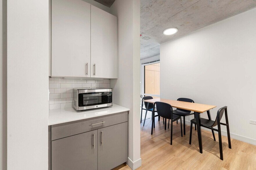 Building Photo - 853 W Blackhawk St