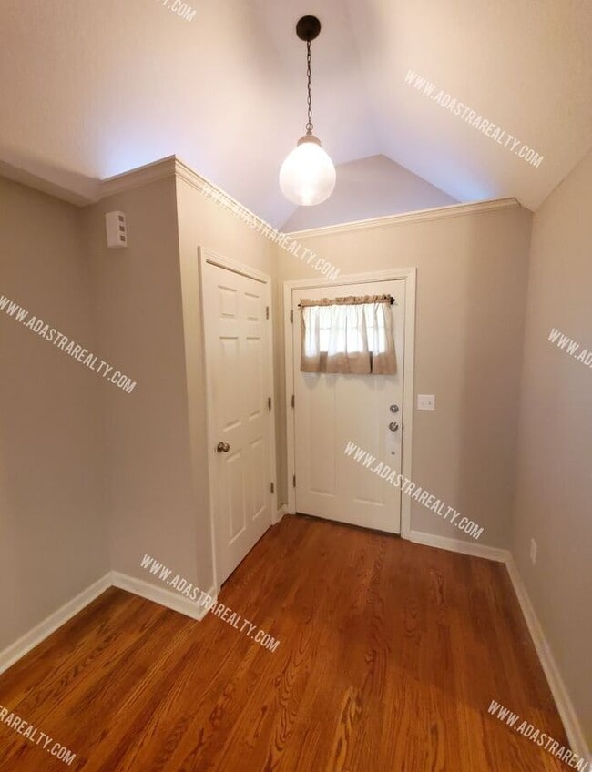 Building Photo - Beautiful Home in Mission, KS-Available NOW!!!