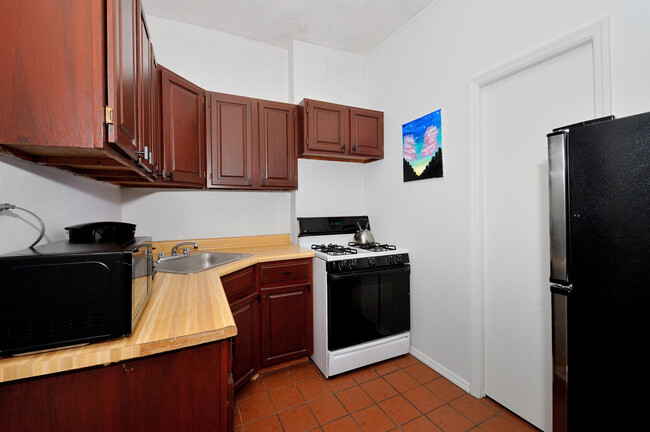Building Photo - 414 W 46th St