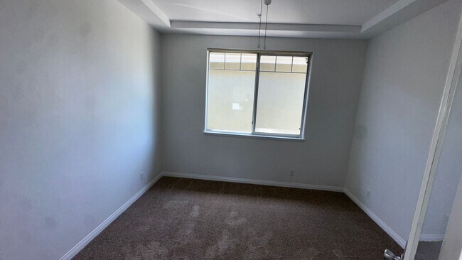 Building Photo - 3 bedroom East Side Costa Mesa Townhome