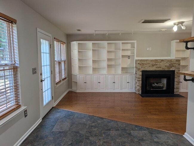 Building Photo - 9935 Redbud Tree Ct