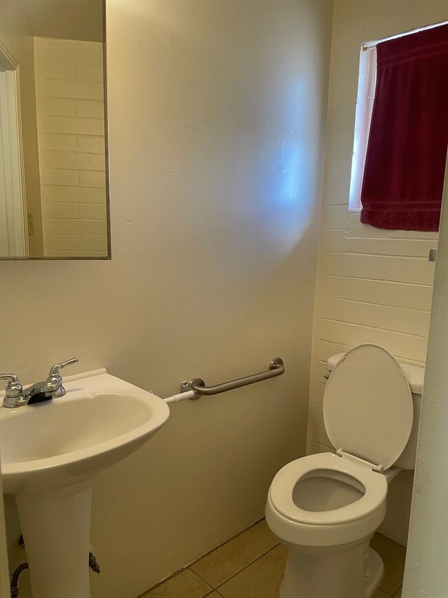 Building Photo - Lovely 3 Bedroom House with Stunning Mount...