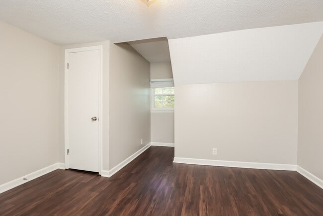 Building Photo - 3200 Lakeford Dr