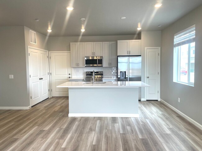Building Photo - New 4 Bedroom Townhome