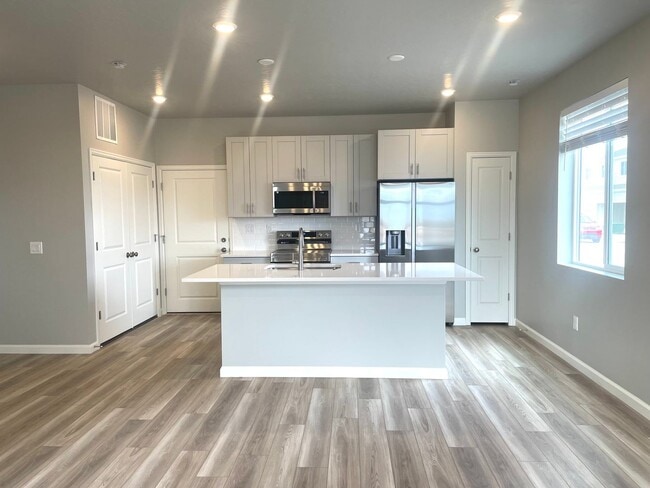 Building Photo - Saratoga Springs 4 Bedroom Townhome