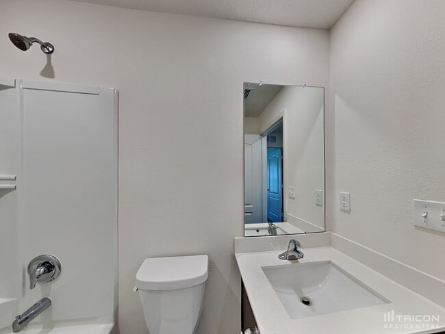 Building Photo - 10 Presidential Ln