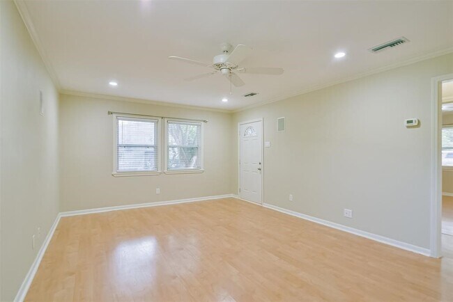 Building Photo - 108 Dolphin Ave