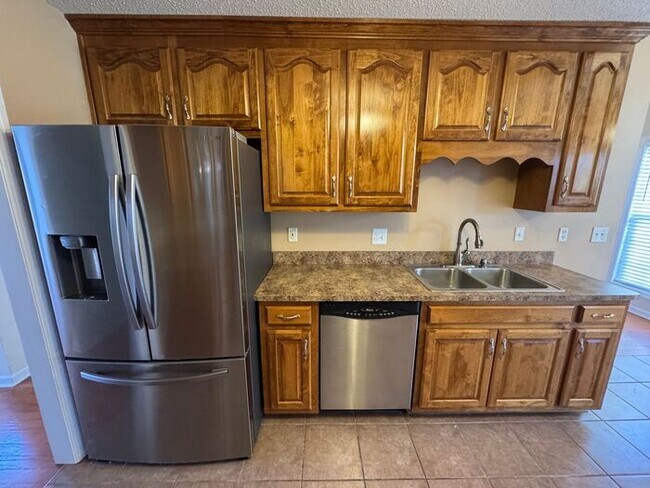 Building Photo - Prime Location and Fenced Yard