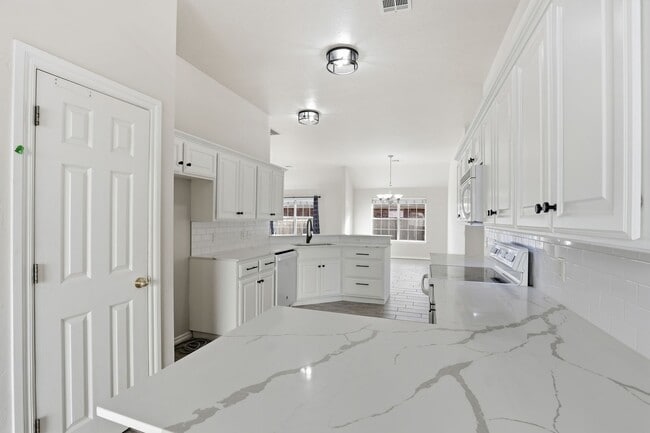 Building Photo - 4900 Cypress Lake Dr