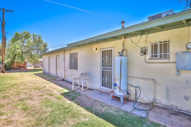 Building Photo - 505 S Lesueur