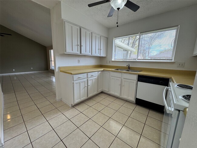 Building Photo - 4703 Rivertree Ln