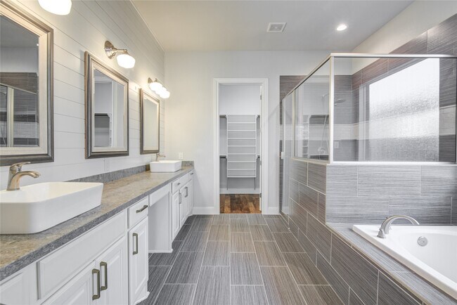 Building Photo - 135 Bella Luce