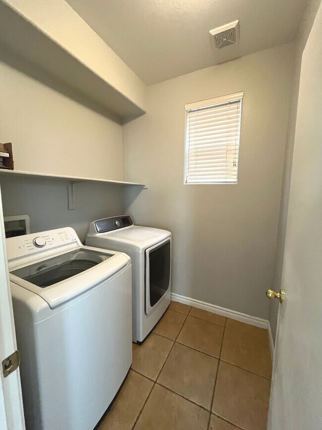 Building Photo - 1847 sq ft, 2 story, 4 Bedroom, 2 1/2 bath, 2 Car Garage home in the Vibrant city of Las Vegas.