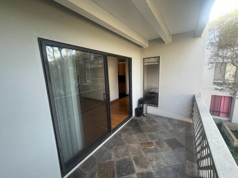 Building Photo - 2 Commodore Dr