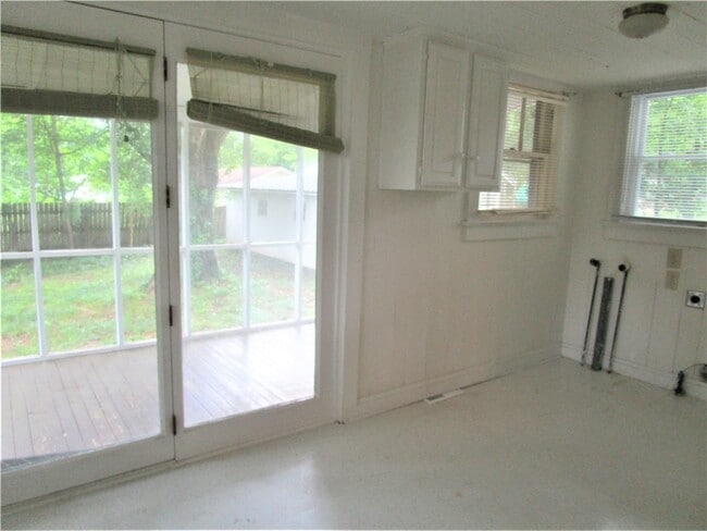 Building Photo - 2413 Pope Dr