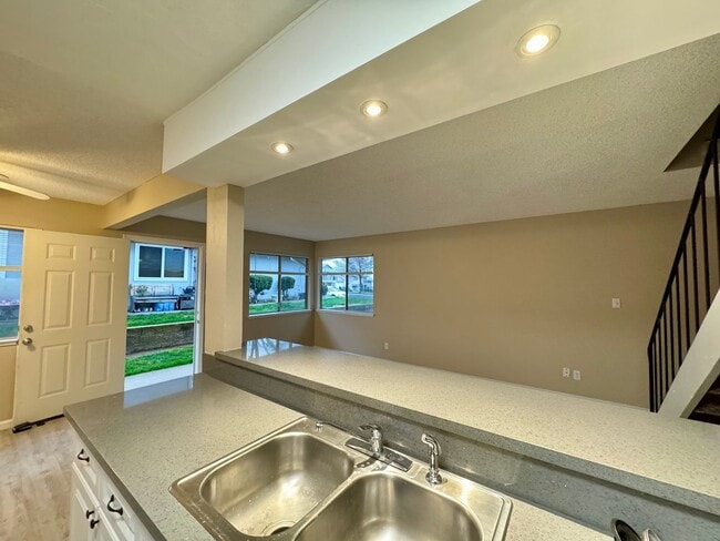 Building Photo - Cozy condo in Auburn