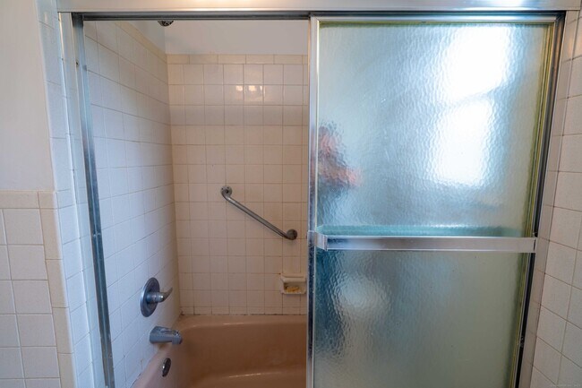 Building Photo - 326 Grovers Ave