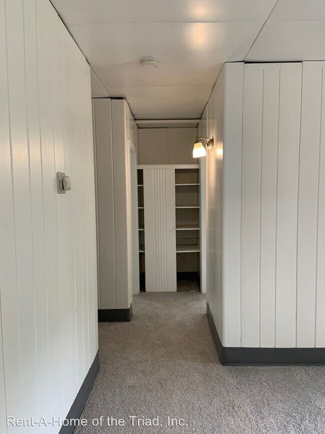 Building Photo - 2 br, 1 bath House - 2103 Dellwood Drive