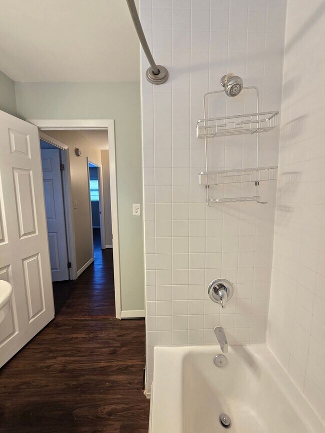 Building Photo - Newly remodeled 3 bed/1 bath home with a 1...