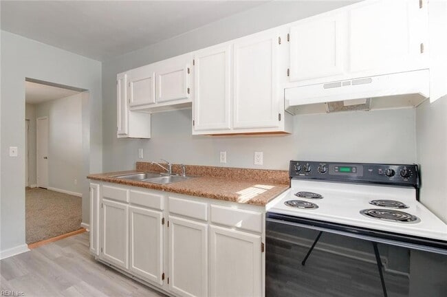 Building Photo - 1443 W 40th St