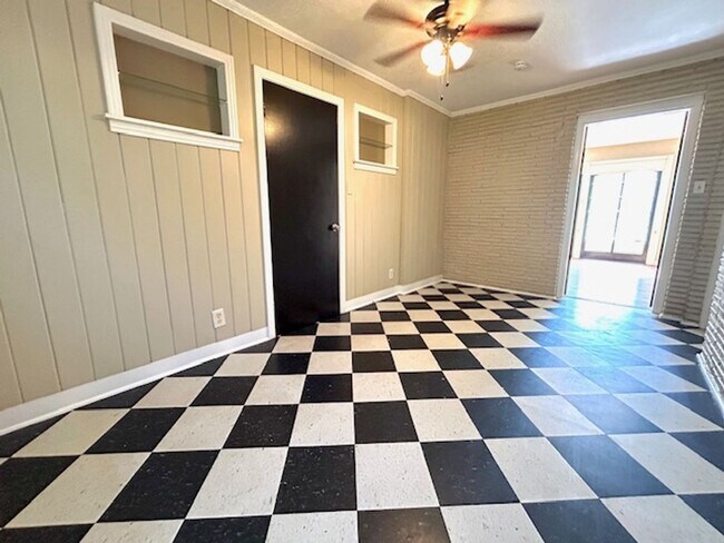 Building Photo - Coming Soon 10/8/25! Charming and spacious...