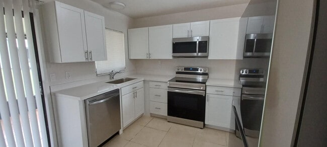 Building Photo - 519 SW Sara Blvd