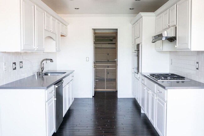 Building Photo - "Charming 3-Bed Home with Fireplace & Pool...