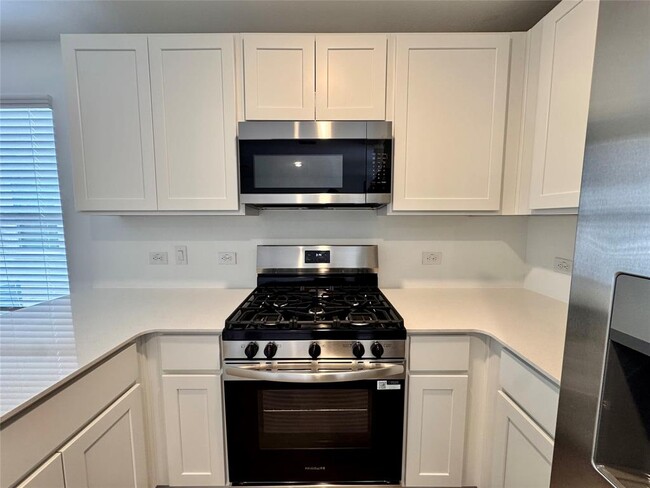 Building Photo - 554 Sormonne Lp