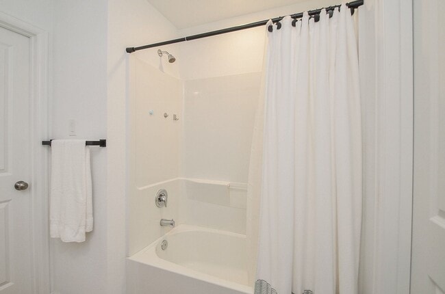 Building Photo - 305 Riverwood Village Ln