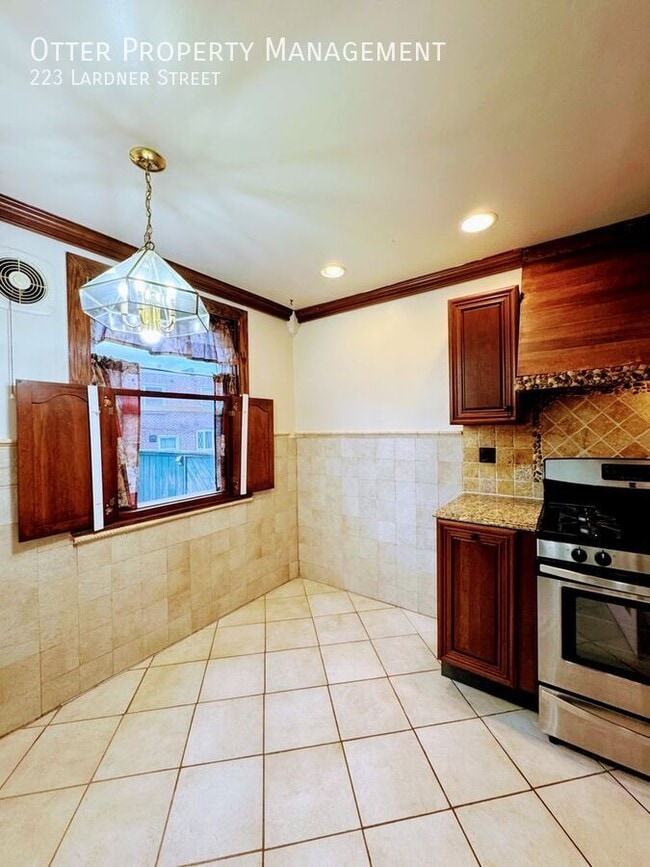 Building Photo - 223 Lardner St