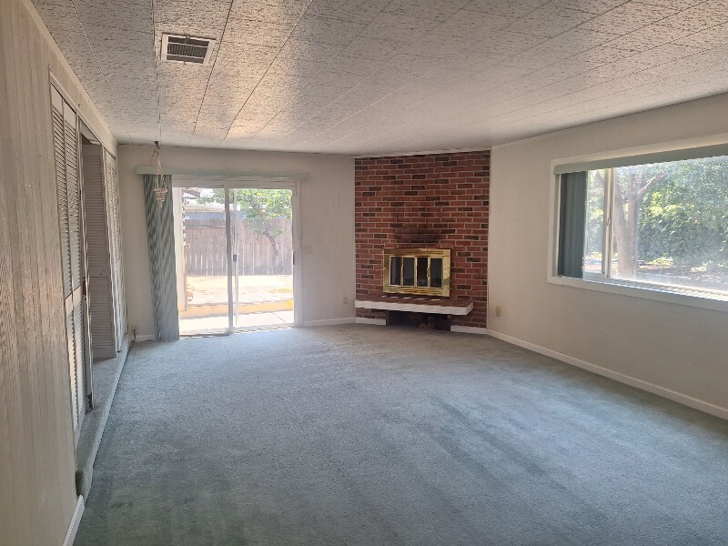 Building Photo - 333 Dahlia St