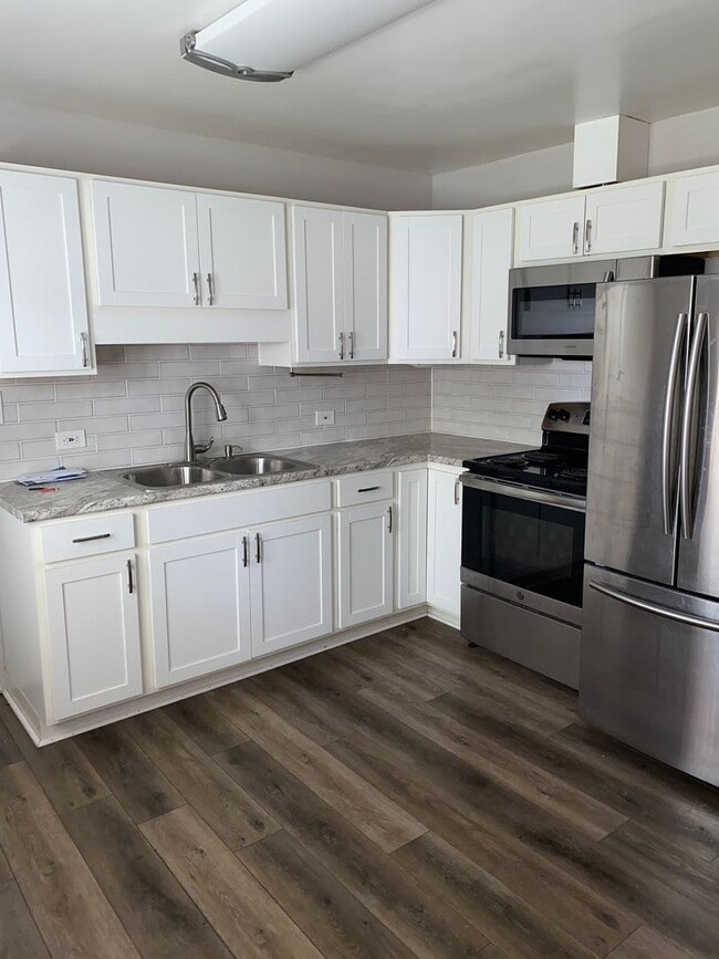 Building Photo - 413/415 Greenwood -Ewigman