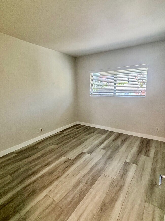 Building Photo - 808-812 Westmount Dr