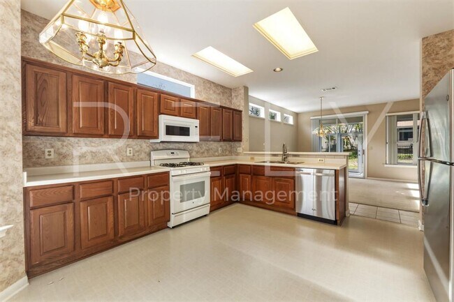 Building Photo - 280 Whispering Wind Dr