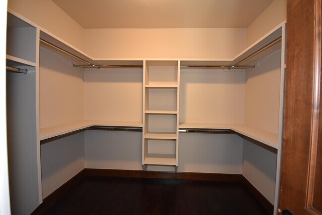 Building Photo - 6264 Wildwood Ct