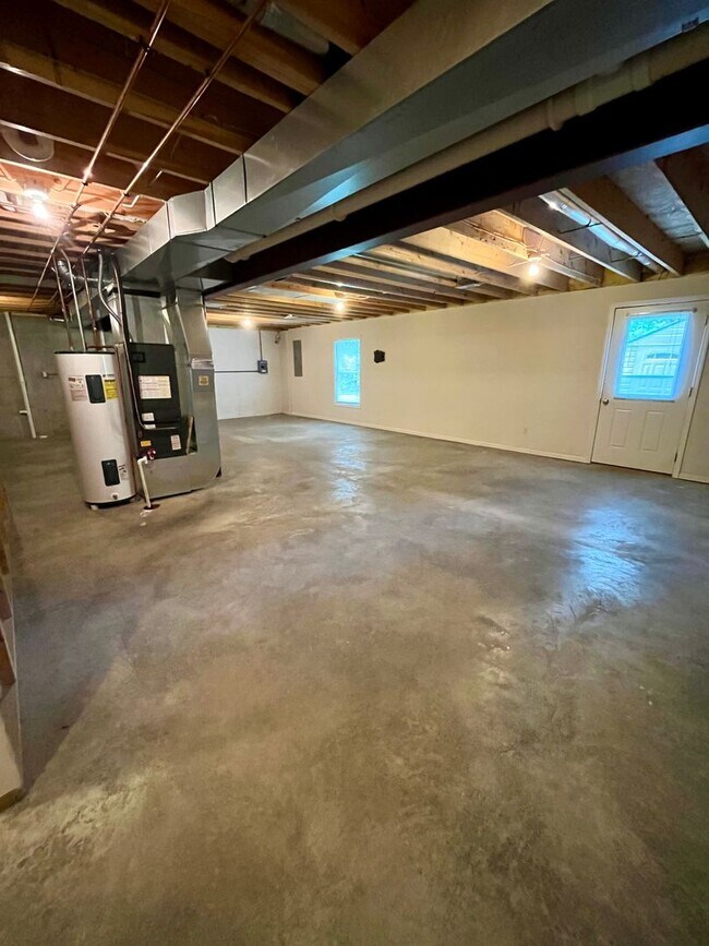 Building Photo - Duplex | 2 Bed | 2 Bath