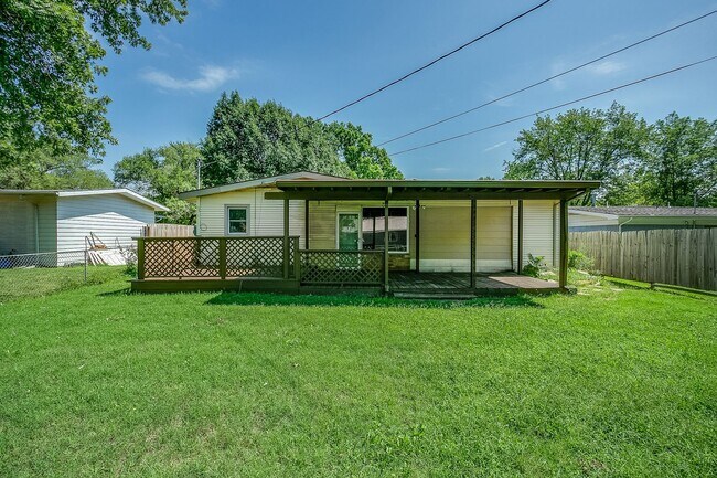 Building Photo - 545 Riverview Ave