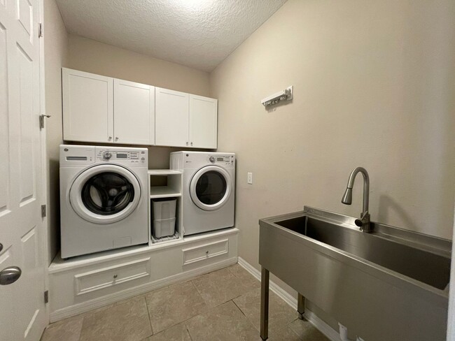 Building Photo - Open and Airy Home in Talavera