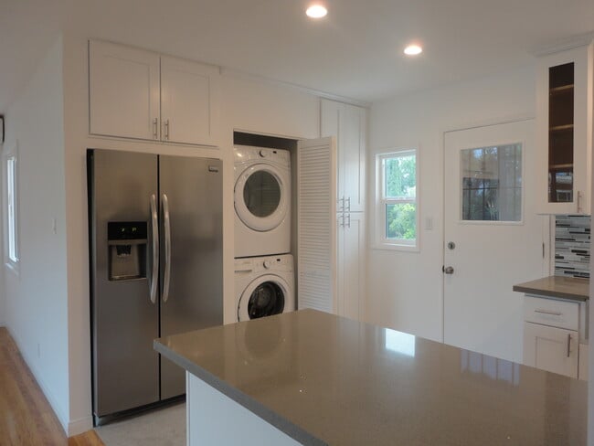 Building Photo - 3176 Rowena Ave